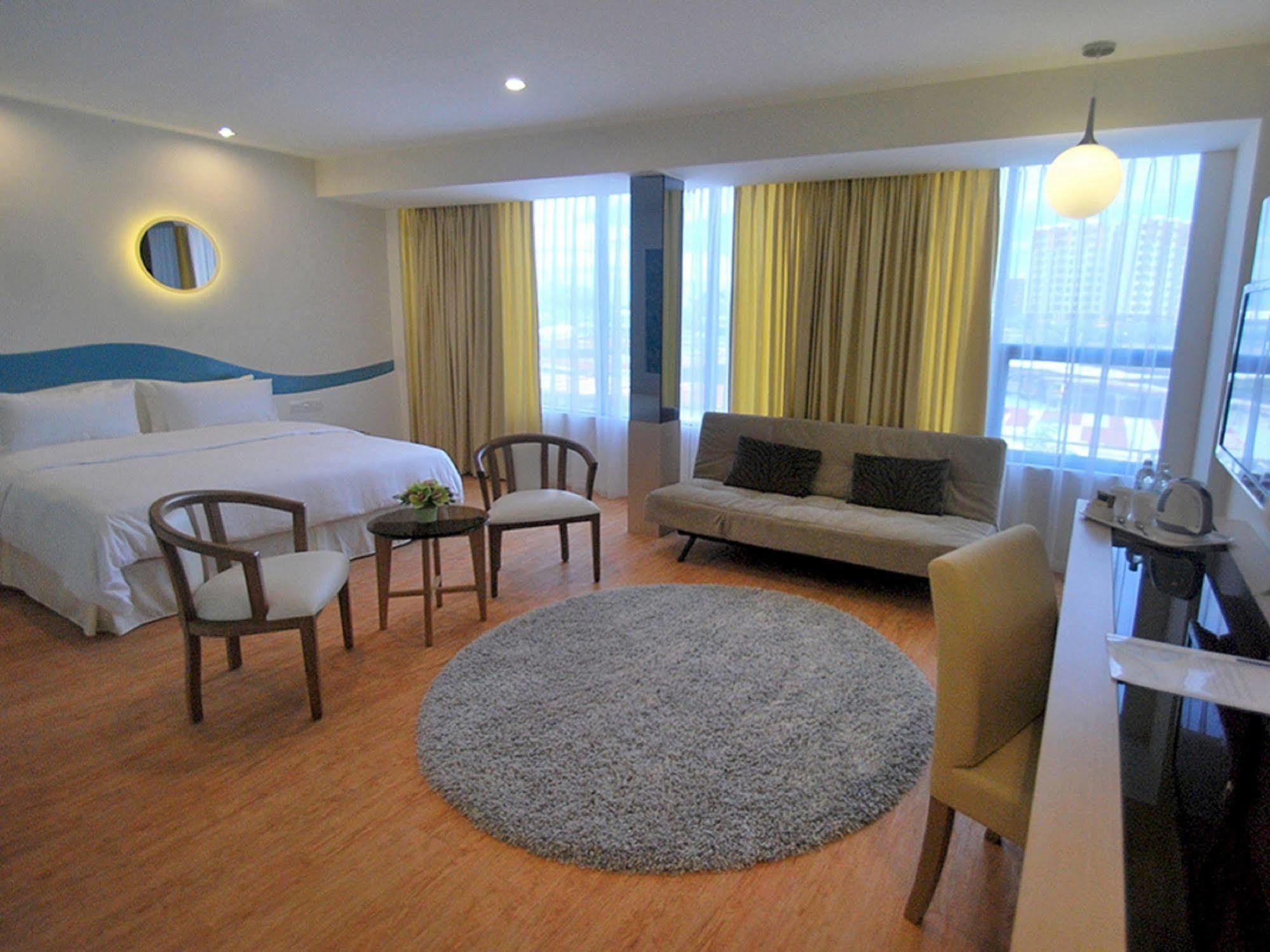 Oceania Hotel Kota Kinabalu Buitenkant foto